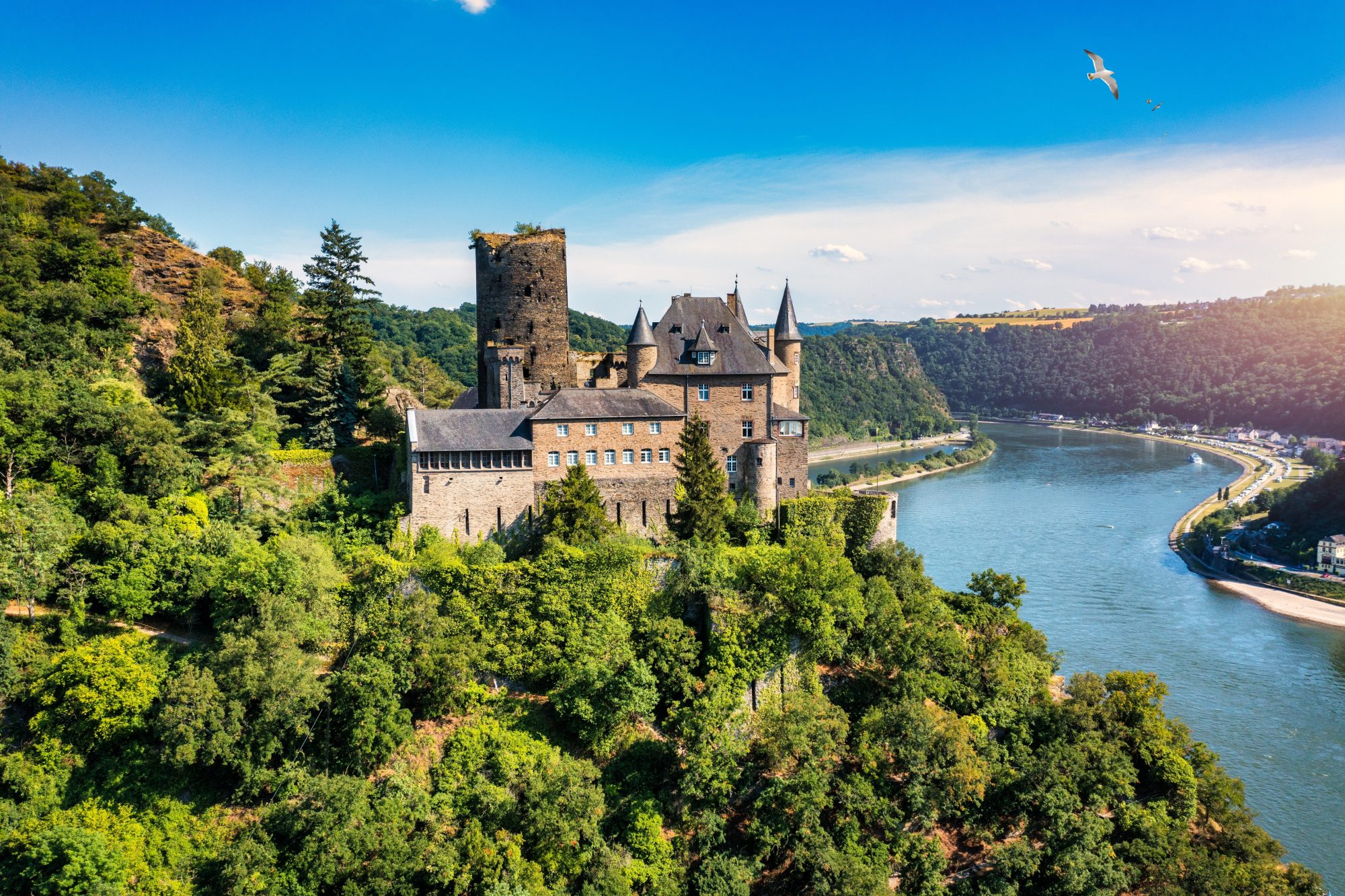 vista del Castello Katz nei pressi di St. Goarshausen Valle del Reno shutterstock_2370564589