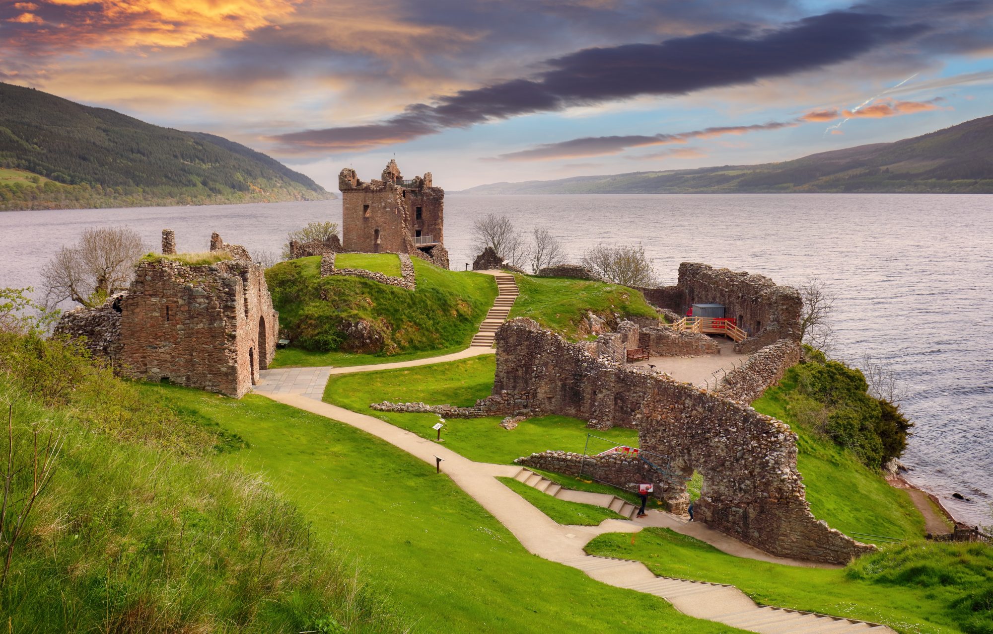 Castello di Urquhart Loch Ness shutterstock_2280772629